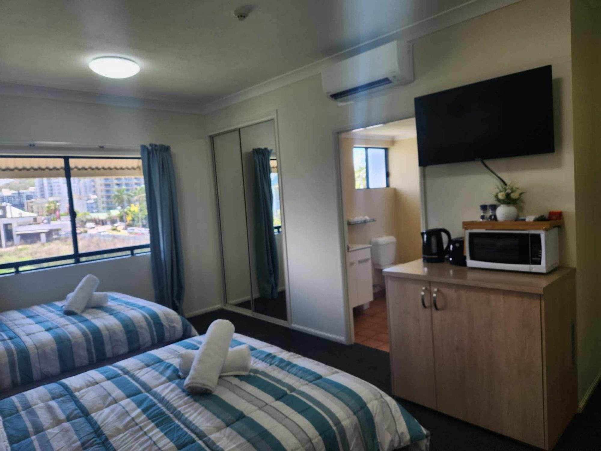 Coastal Breeze Studio- Steps From Cbd,stadium&ferry Townsville